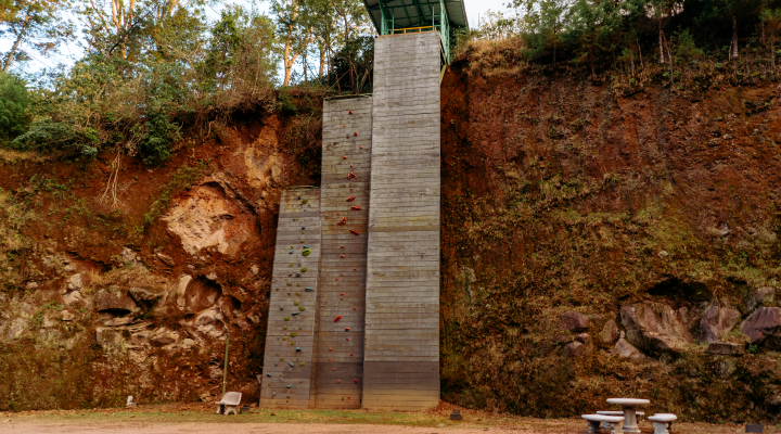 climbing wall V entertainment